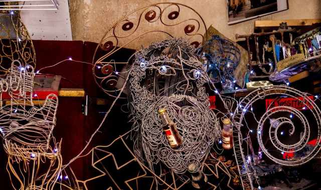 Bari, la storia di Sifol: l'artigiano "manichinaio" che crea sculture con il fil di ferro